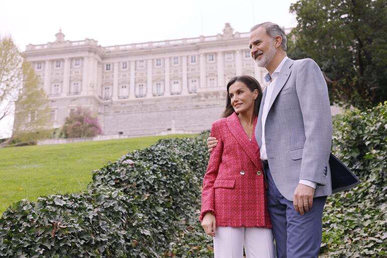 Los Reyes Felipe y Letizia en los Jardines del Moro del Palacio Real. La pareja hoy cumple 20 años de matrimonio.
