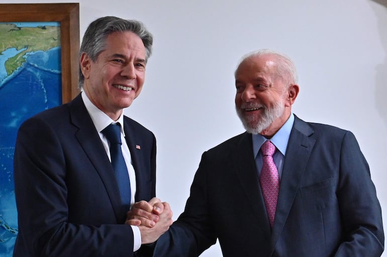 El presidente de Brasil, Luiz Inácio Lula da Silva (d), recibe  al secretario de Estado estadounidense, Antony Blinken en Brasilia (Brasil).