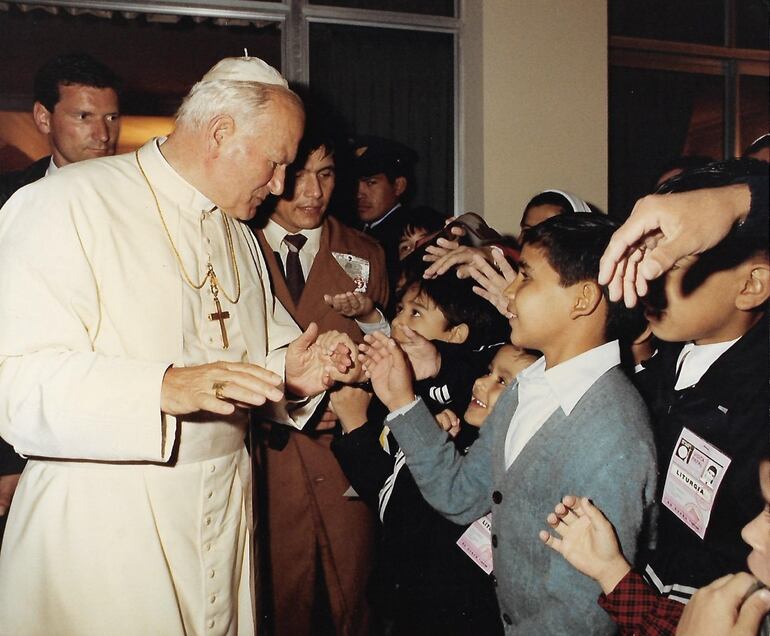 El papa Juan Pablo II saluda a un grupo de niños a poco de su arribo al Paraguay.