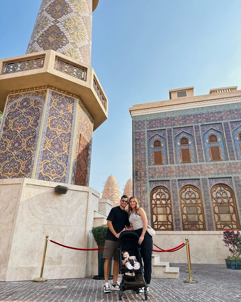 Jani González y Óscar Romero con Aitana en la Mezquita Katara. (Instagram/Jani González)