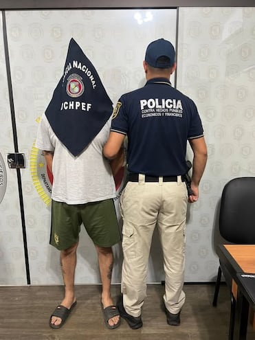 Ayer, un joven fue aprehendido en Asunción en un operativo montado por Cibercrimen de la Policía Nacional, ante la denuncia de compras fraudulentas mediante el acceso indebido a una tarjeta de crédito