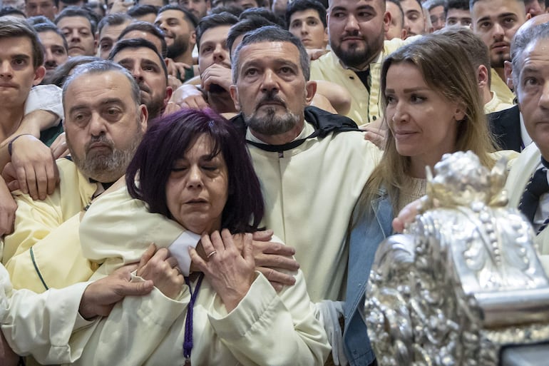 El actor Antonio Banderas ejerce habitualmente como mayordomo del Trono de la Virgen de María Santísima de Lágrimas y Favores.