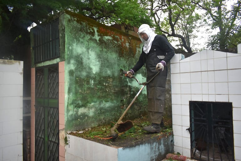 Funcionarios municipales limpiaron el cementerio municipal de Lambaré, en un operativo con Senepa.