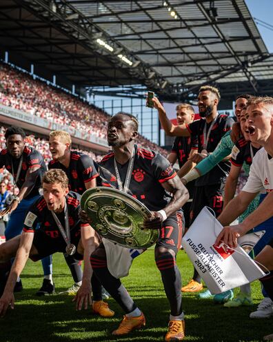 Sadio Mané, con el trofeo de la Bundesliga, celebra con sus compañeros el título. El delantero senegalés se consagró con Bayern en su primera temporada, tras haber abandonado el Liverpool.