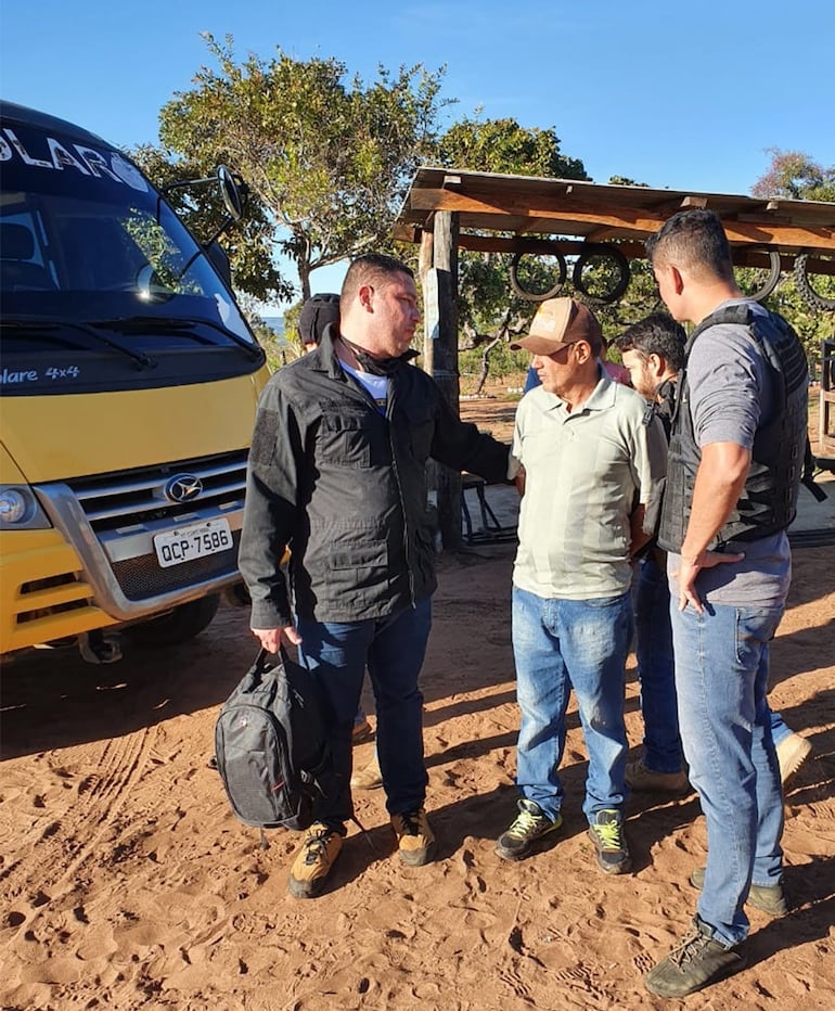 Wilson Acosta Marques ya en poder de agentes de la Policía Civil y la Policía Militar que lo ubicaron usando un transporte escolar.