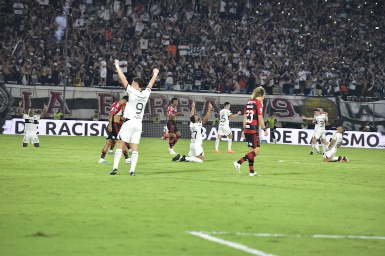 Festejo de los olimpistas tras el final del partido