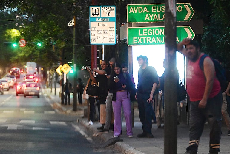 Largas esperas de buses en la paradas. 