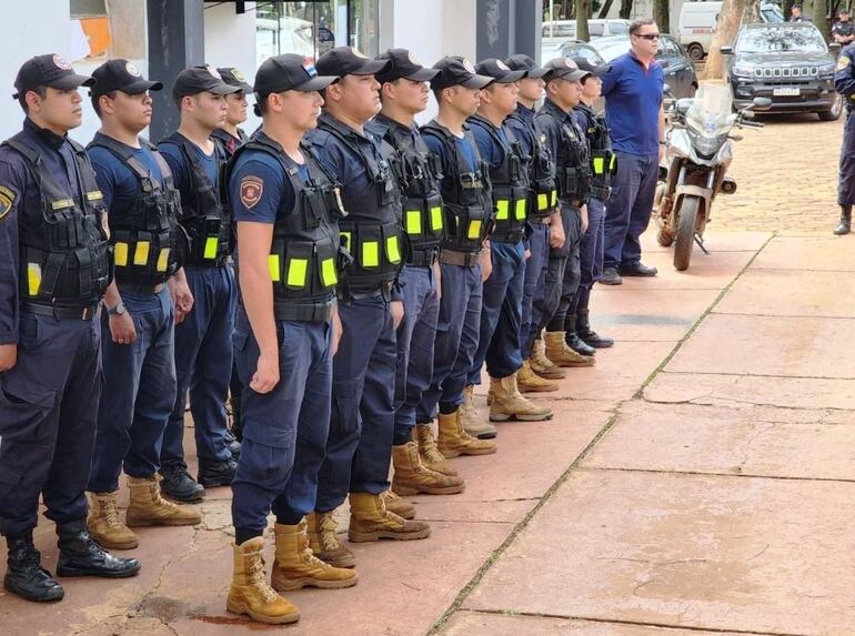 Los nuevos agentes de tránsito fueron presentados este martes durante un acto en la Municipalidad de Ciudad del Este.