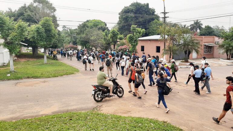 Jóvenes de los diversos distritos del departamento Central participaron de la 25 edición de la Peregrinación de la Pastoral de la Juventud de la Diócesis de San Lorenzo. 