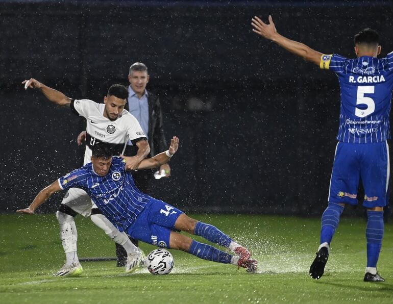 Fernando Cardozo (i), futbolista de Olimpia, pelea por el balón en el partido ante Sol de América por la duodécima jornada del torneo Apertura 2024 del fútbol paraguayo en el estadio Defensores del Chaco, en Asunción, Paraguay.