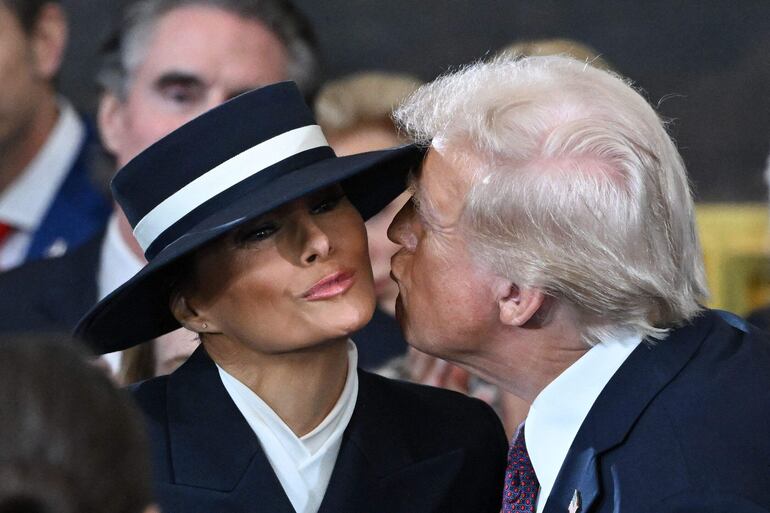 Beso en el aire. El sombrero canotier de Melania impidió que el gesto de cariño de su esposo Donald Trump llegue a destino.