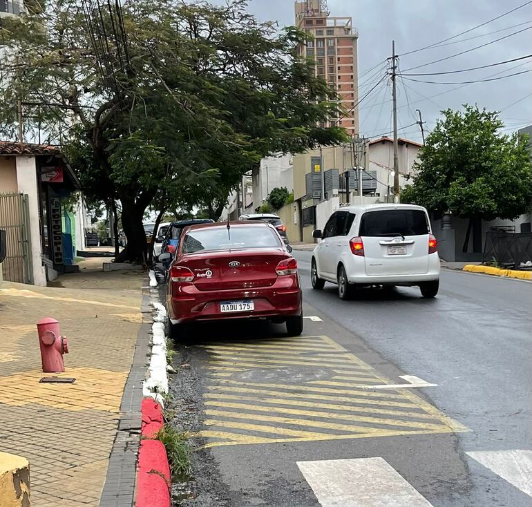 Espacio de estacionamiento pintado al lado de una boca hidrante en Pa’i Pérez esq. Mcal Estigarribia, denunció Villalba.