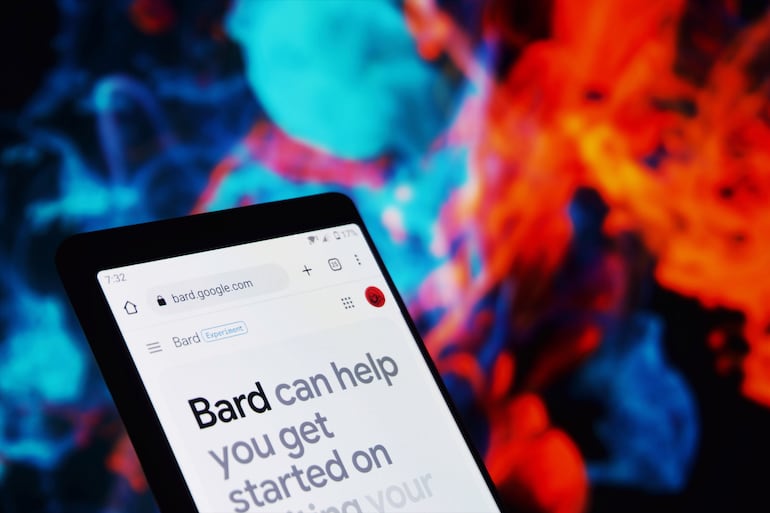 'Smartphone' mostrando Google Bard en su pantalla.