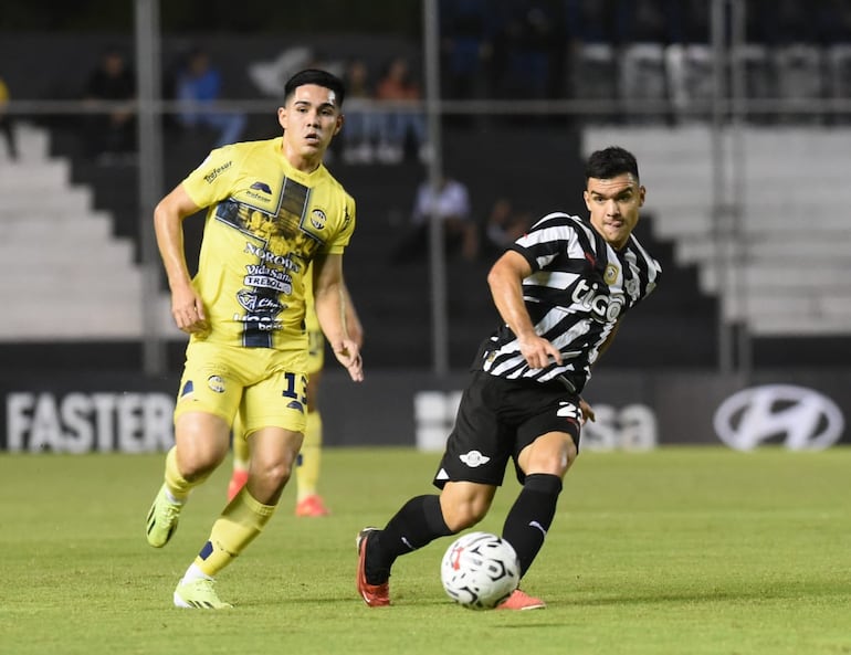 Juan Salcedo (Trinidense) pelea el balón con Lucas  Sanabria (Libertad).