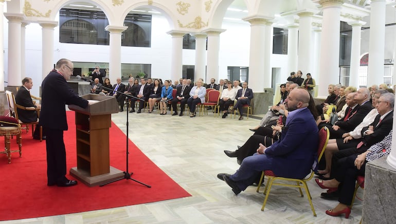 Momentos en que Nicolás Latourrette Bo dirige un mensaje a los presentes en el hall central del Palacio Benigno López. 