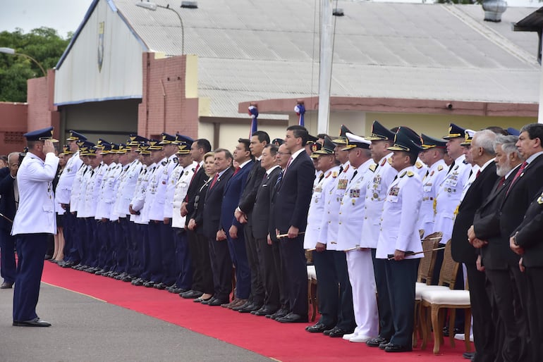 El presidente Santiago Peña recibe el saludo de un oficial militar en el aniversario de Nuetra Señora Virgen de Loreto patrona de la Fuerza Aérea Paraguaya
 el pasado 14 de diciembre.
Gustavo MAchado