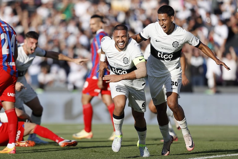 Richard Ortiz (c), jugador de Olimpia, celebra un gol en el partido frente a Cerro Porteño por la fecha 17 del torneo Clausura 2024 del fútbol paraguayo en el estadio Defensores del Chaco, en Asunción, Paraguay.