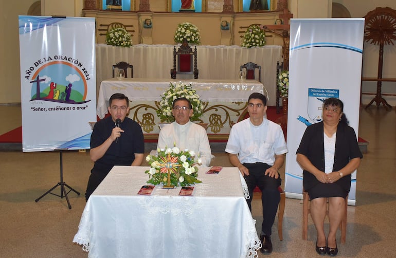 El cura párroco Blas Arévalos y el presbítero Rodrigo Acosta junto a otros colaboradores de la iglesia durante la presentación de las actividades de la fiesta patronal. 