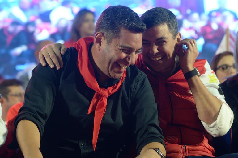 Pedro Alliana (de camisa negra) y Santiago Peña en acto político antes de las elecciones de abril pasado.