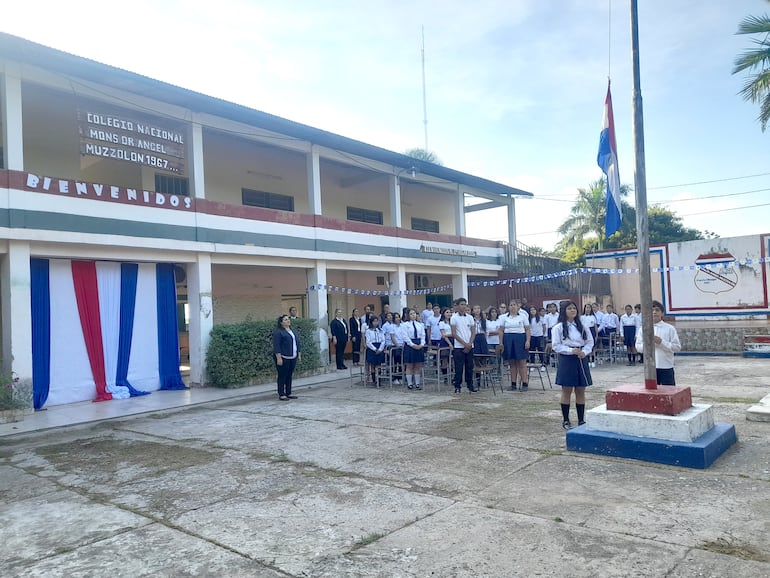 Alumnos del colegio nacional Monseñor Dr. Angel Muzzolón en el inicio de clases.