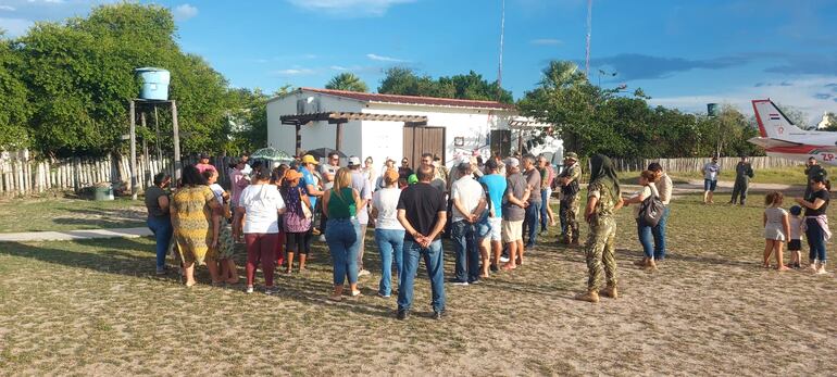 Apenas aterrizó el avión de la ANDE en Bahía Negra, los pobladores rodearon al presidente Félix Sosa, para pedir que haga funcionar los motores generadores en la zona.