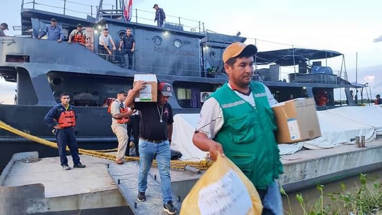 Funcionarios de la Gobernación ayudando en la distribucción de los kit de alimentos.