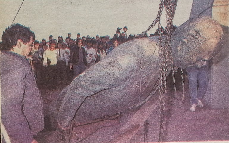 En 1991, durante la gestión de intendencia de Carlos Filizzola, se derribó la estatua de Alfredo Stroessner que se erigía en el Cerro Lambaré.