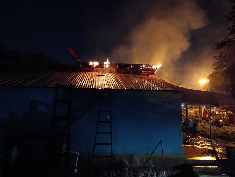 Un hombre fue aprehendido por presuntamente incendiar la vivienda de su pareja.