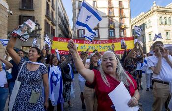 Diferentes colectivos entre ellos la asociación catalana de amigos de Israel, Juntos BCN, o el colectivo judío de Sant Cugat, entre otros, se manifiestan contra el antisemitismo, por la liberación de los rehenes, en solidaridad con Israel.