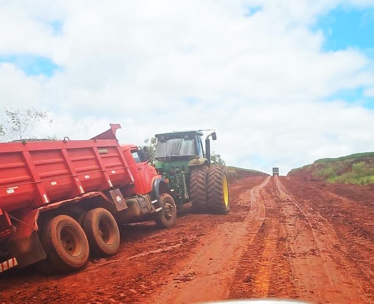 Un camión es remolcado por un tractor sobre la ruta PY21.