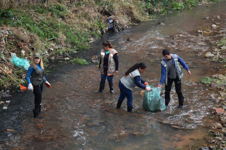 Funcionarios municipales y de otras instituciones realizaron esta mañana una limpieza del cauce del arroyo Itay.