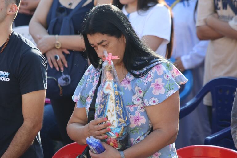 Los visitantes que llagan al santuario llevan sus imágenes para bendecirlos.