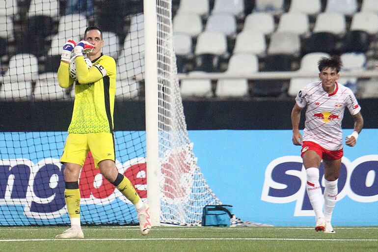 Gatito Fernández, arquero del Botafogo, atrapa el balón ante la presencia de un jugador del Red Bull Bragantino, durante el partido por Copa Conmebol Libertadores disputado en el Estadio Niltos Santos de Rio de Janeiro. Foto gentileza de Vitor Silva/Botafogo.