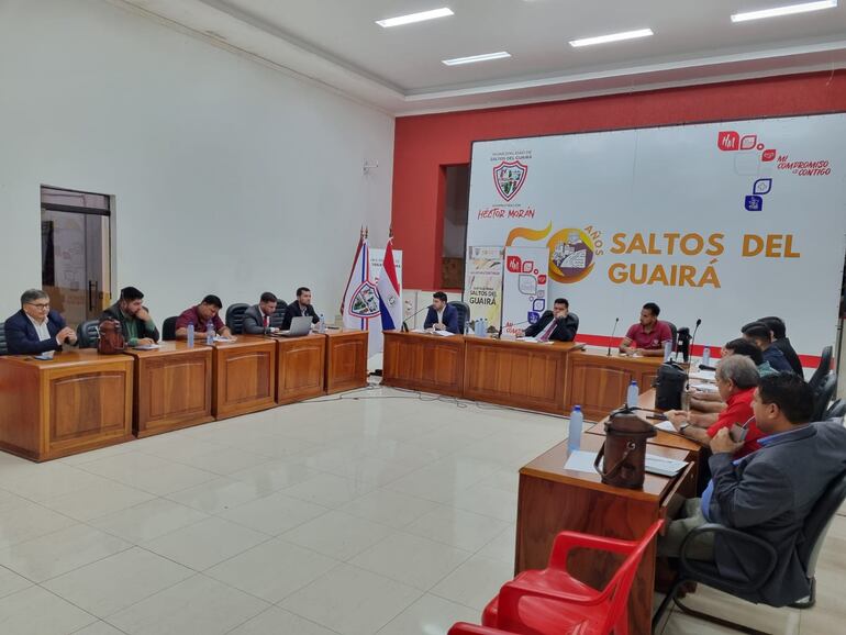 La Junta Municipal de Saltos del Guairá, por mayoría simple de seis votos, pide la intervención de la Municipalidad de Saltos del Guairá.