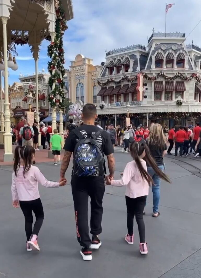 El futbolista Derlis González paseando por el famoso parque temático con sus dos niñas. (Captura de la historia de Instagram de Karimi Chávez)