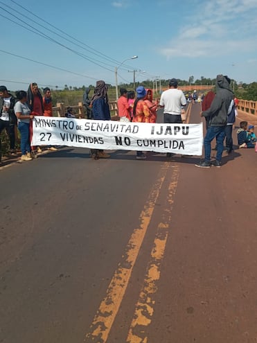 Manifestación sobre el puente Curuguaty'y exigiendo construcción de viviendas.