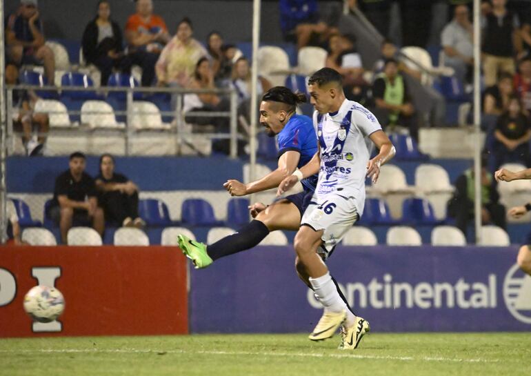 Momento en el que Francisco da Costa, con la marca de Pablo Aranda encima, saca el remate que se convertiría en gol.