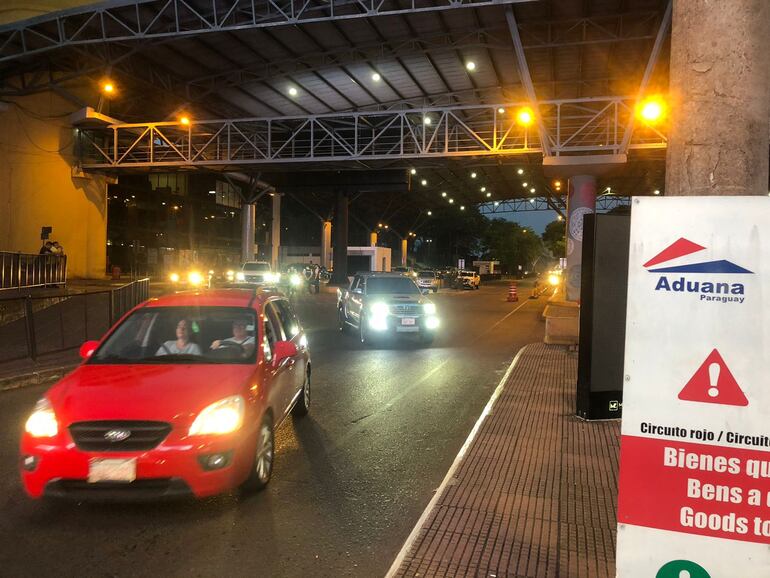 Los vehículos que ingresaban al país en la cabecera del Puente de la Amistad.