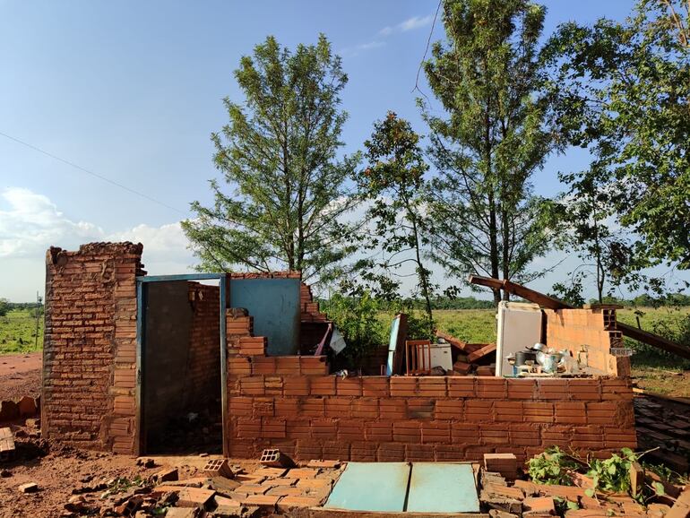 Una de las trece viviendas arrasadas por el tornado que asoló a la compañía Santa Lucía del distrito de Mbocayaty del Yhaguy.