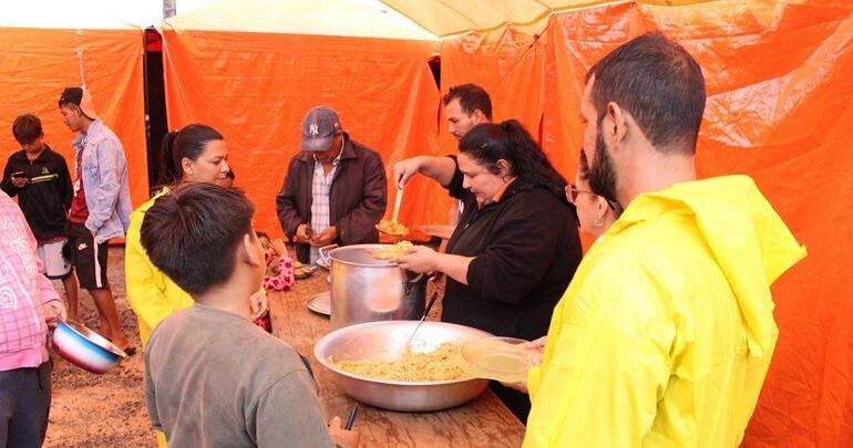 Los damnificados del barrio San Rafael de Ciudad del Este recibieron asistencia de olla popular.