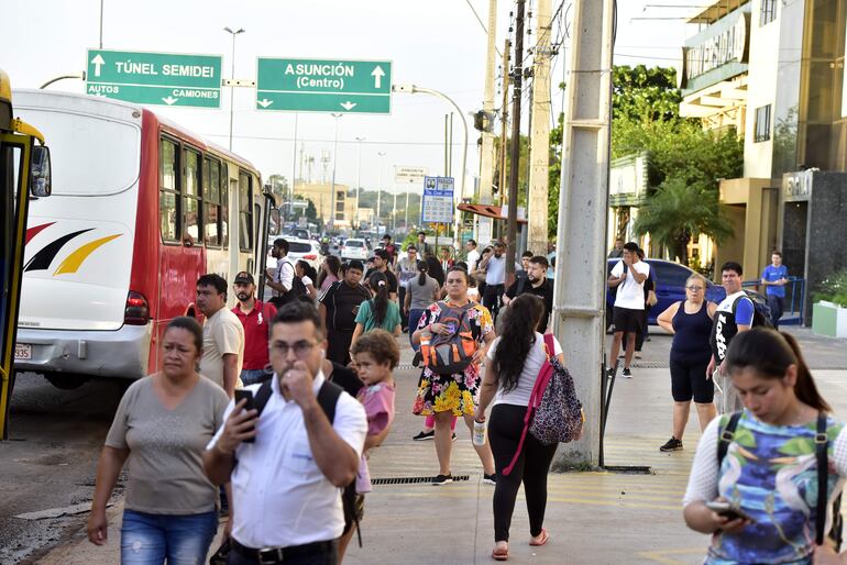 Transportistas obligan a los pasajeros a esperar más de lo habitual por los buses con las reguladas.