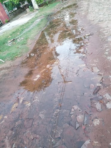 Agua potable desperdiciada de la Essap, que aún no repara el caño roto en Lambaré.