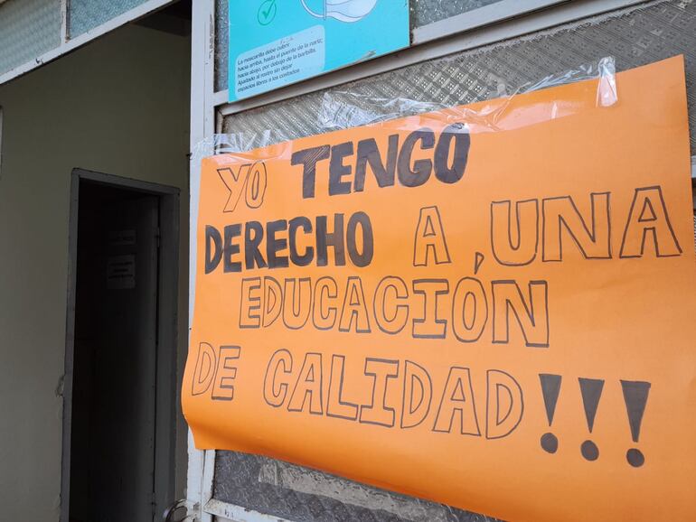 Alumnos del Colegio José P. Guggiari exigen respuestas del Ministerio de Educación ante falta de docentes.