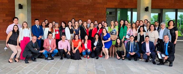 Socios de la SAP que participaron de Asamblea General de la Asociación State Alumni Paraguay en la sede de la embajada de los Estados Unidos.