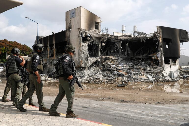 Las fuerzas israelíes patrullan frente a la destruida comisaría de policía que estaba controlada por militantes de Hamas en la ciudad sureña de Sderot, cerca de la frontera con Gaza, Israel.