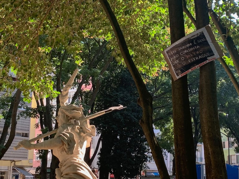 Estatua de la revolucionaria Maria da Fonte, instigadora de una revuelta popular en el siglo XIX en Portugal, junto a un cartel de protesta de los vecinos del barrio de Campo de Ourique en Lisboa contra la construcción de una estación de metro debajo del Jardim da Parada, pulmón y punto de encuentro de esta zona. 