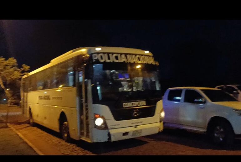 Fotografías captadas anoche, del traslado de  reclusos del PCC y Clan Rotela, tras un enfrentamiento con armas dentro del penal de Pedro Juan.