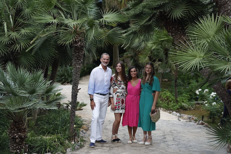 El rey Felipe, la infanta Sofía, la reina Letizia y la princesa Leonor disfrutan de sus vacaciones en el Palacio de Marivent, en Palma de Mallorca, este lunes. 