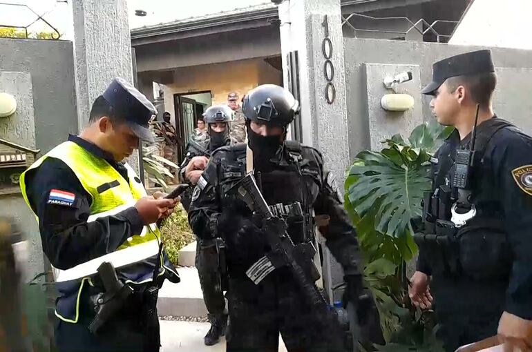 Agentes de las fuerzas de seguridad en la casa en Pedro Juan Caballero del extinto diputado cartista Eulalio "Lalo" Gomes, quien murió en un tiroteo durante un allanamiento.