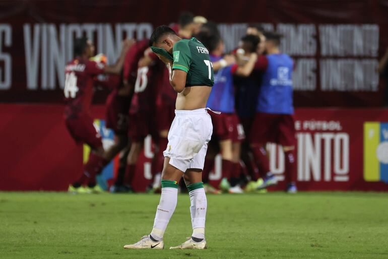 Roberto Fernández, jugador de Bolivia, lamenta un gol en el partido frente a Venezuela por las Eliminatorias Sudamericanas al Mundial Qatar 2022 en el estadio Agustín Tovar, en Venezuela.